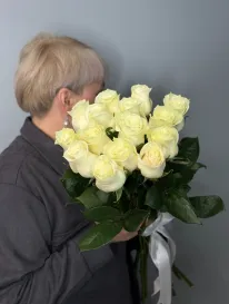 Белые розы Эквадор 50см